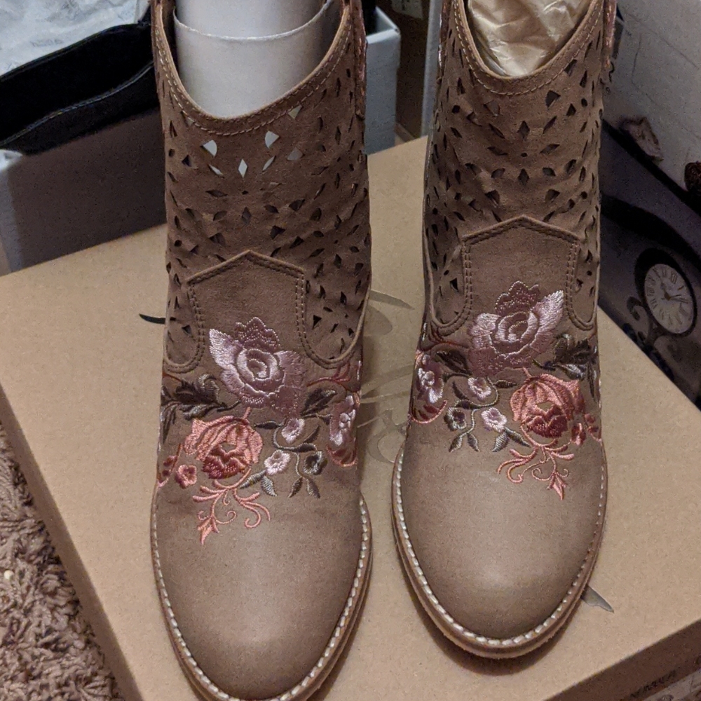 Rebels boots